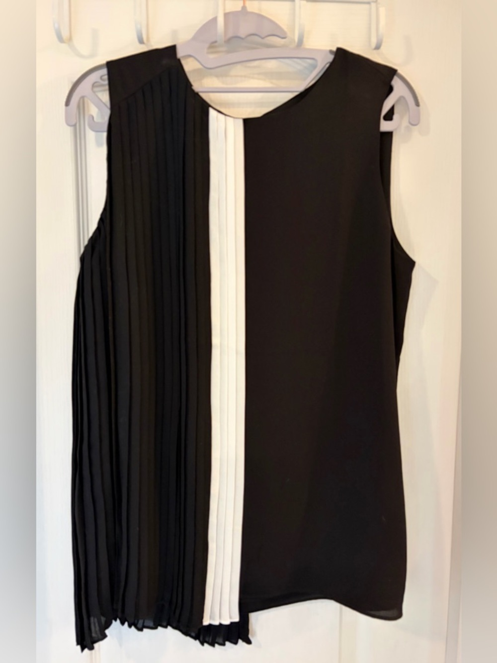 Black label by Chicos Black & White Pleated Split-Front Sleeveless Top